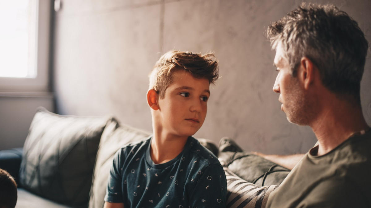 Erziehender spricht mit Sohn